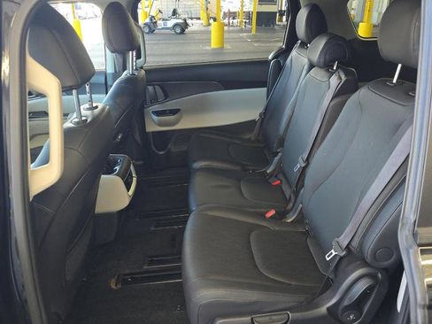 Used 2023 Kia Carnival LX image 10