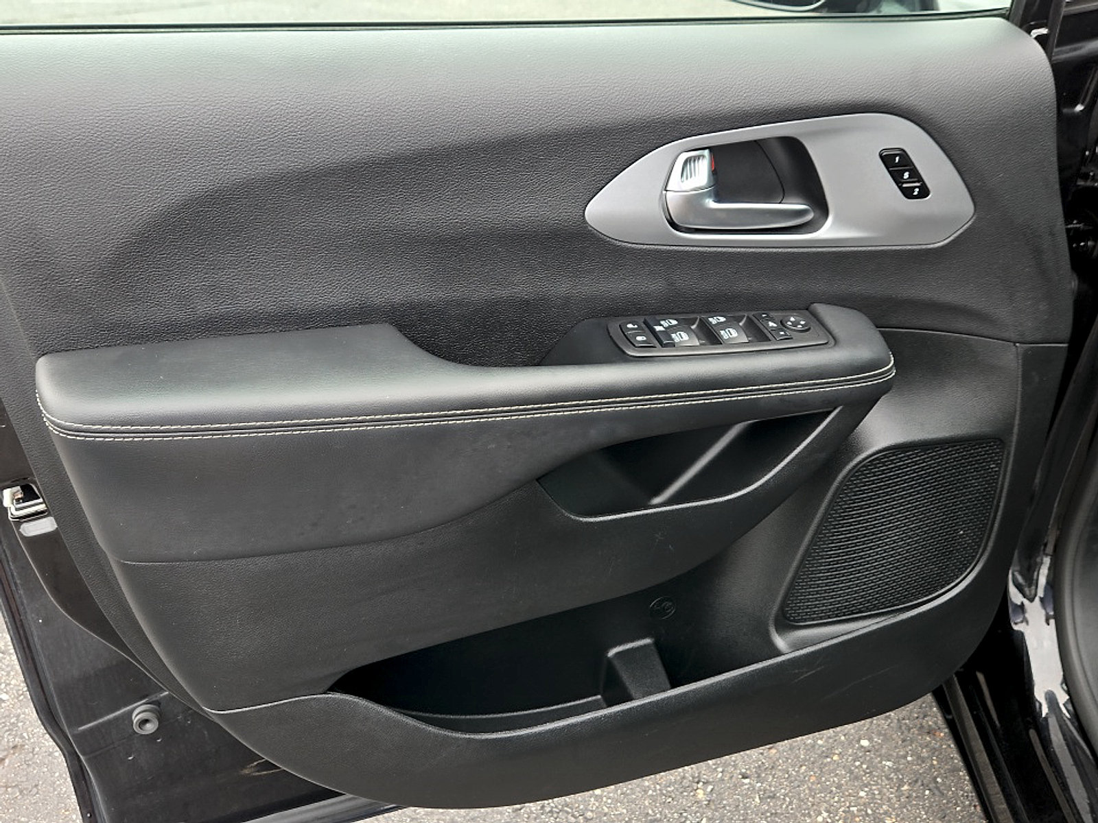 Used 2025 Chrysler Pacifica Limited FWD image 11