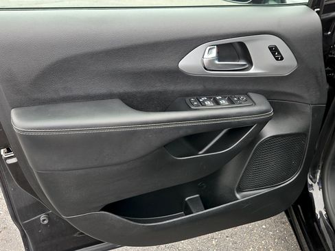 Used 2025 Chrysler Pacifica Limited FWD image 11
