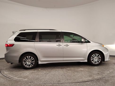 Used 2019 Toyota Sienna XLE image 8