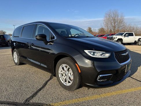 Used 2023 Chrysler Pacifica Touring-L FWD image 6