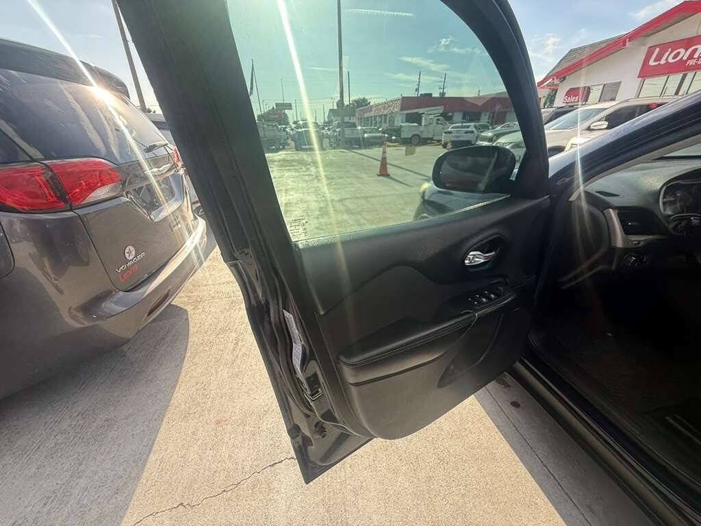 Used 2016 Jeep Cherokee Sport FWD image 16