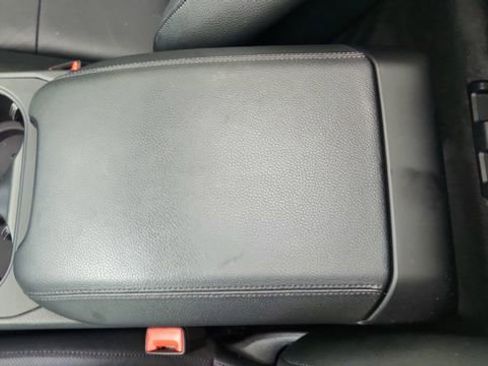 Used 2025 Porsche Cayenne w/ Premium Package image 53