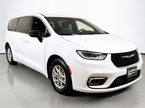 Used 2025 Chrysler Pacifica Select image 3