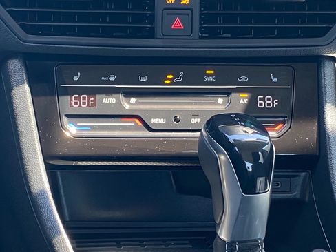 Certified 2025 Volkswagen Jetta SE FWD image 10