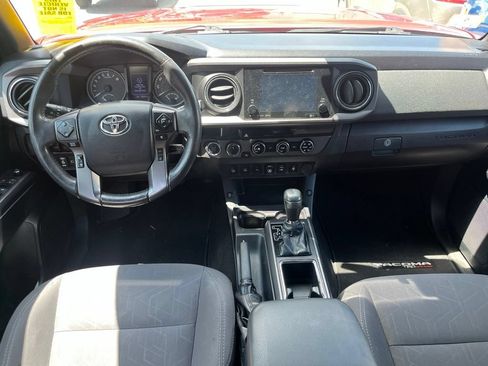 Used 2018 Toyota Tacoma TRD Off-Road w/ Technology Package AWD/4WD image 7