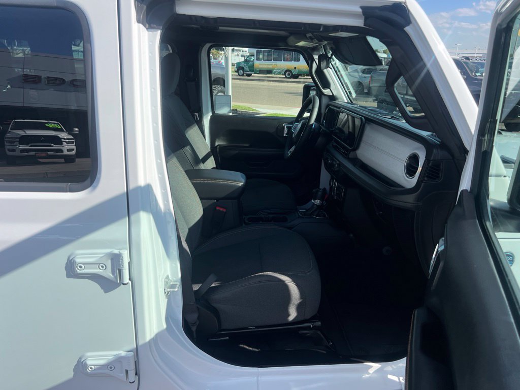 Used 2025 Jeep Wrangler Unlimited Sahara AWD/4WD image 26