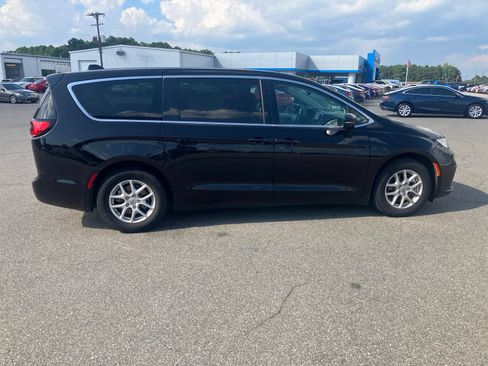 Used 2024 Chrysler Pacifica Touring-L FWD image 6