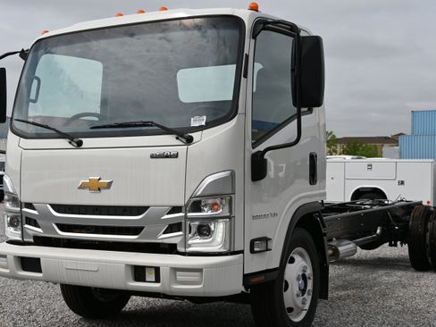 New 2025 Chevrolet Low Cab Forward 5500XG RWD image 5