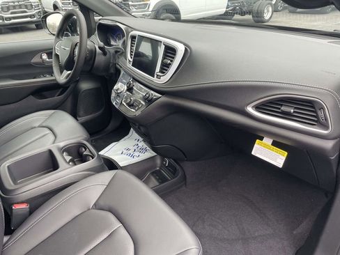 New 2026 Chrysler Pacifica Select image 14