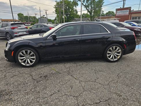 Used 2019 Chrysler 300 Touring w/ Quick Order Package 2EF RWD image 4