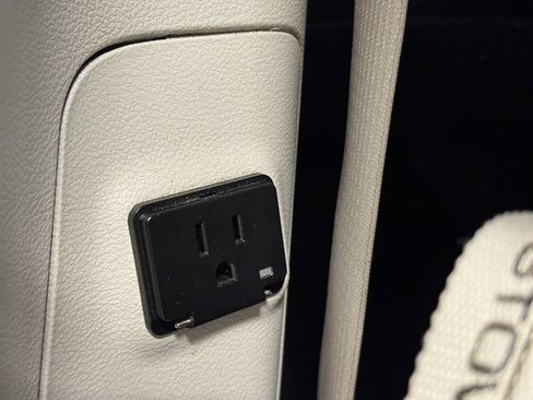 Used 2022 Chrysler Pacifica Touring-L w/ Uconnect Theater Family Group image 18