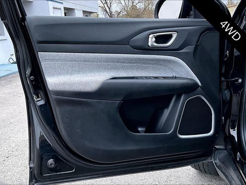 Used 2024 Jeep Compass Latitude image 19