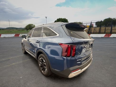 Certified 2025 Kia Sorento S w/ Panoramic Sunroof Package FWD image 4