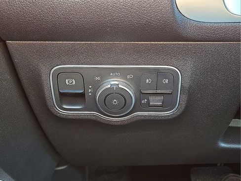 Used 2025 Mercedes-Benz GLB 250 image 25