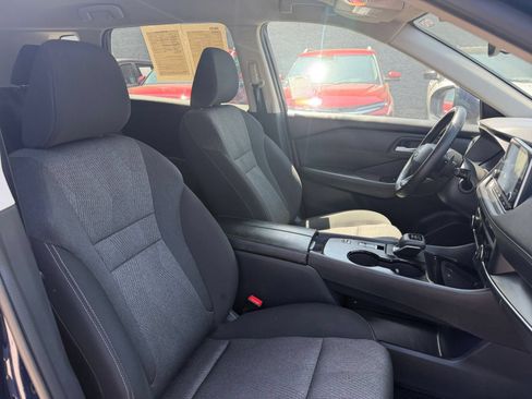 Used 2025 Nissan Rogue SV FWD image 38