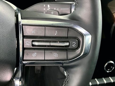 Used 2025 GMC Acadia Elevation image 12