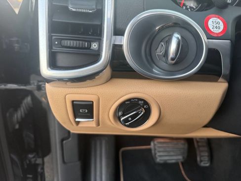 Used 2014 Porsche Cayenne Platinum Edition image 24