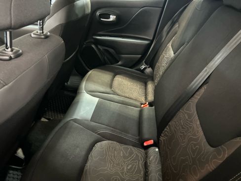 Used 2023 Jeep Renegade Latitude AWD/4WD image 5