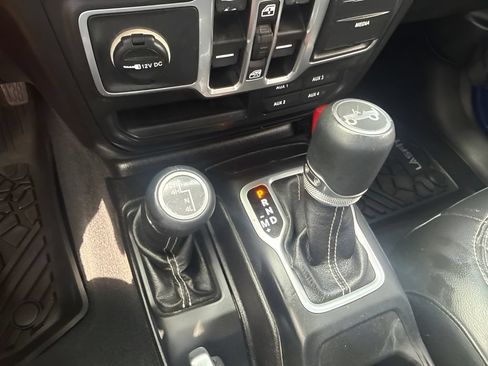 Used 2018 Jeep Wrangler Unlimited Sahara w/ Dual Top Group AWD/4WD image 17