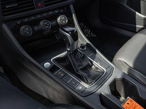 Used 2024 Volkswagen Jetta SE FWD image 20