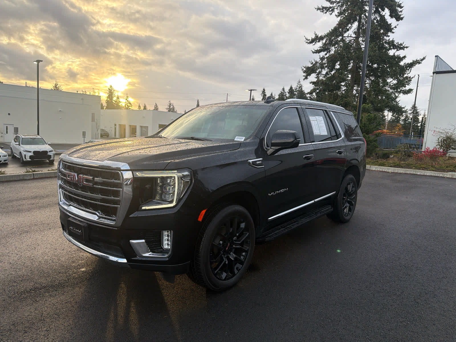 Used 2022 GMC Yukon SLT w/ SLT Premium Package AWD/4WD image 2
