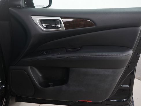 Used 2016 Nissan Pathfinder Platinum image 12