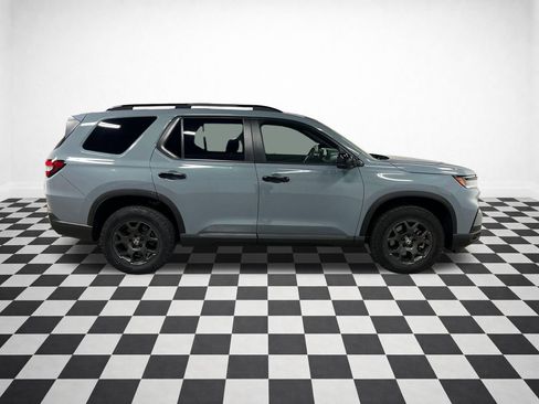 Used 2025 Honda Pilot TrailSport image 2