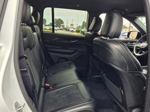 Used 2025 Jeep Grand Cherokee Altitude AWD/4WD image 16