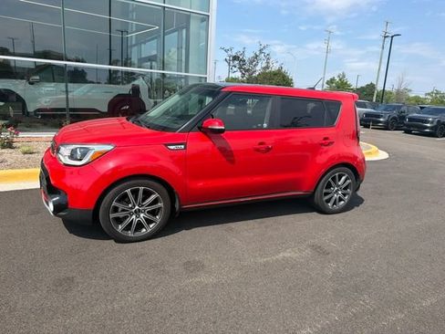 Used 2017 Kia Soul ! w/ Tech Package FWD image 2