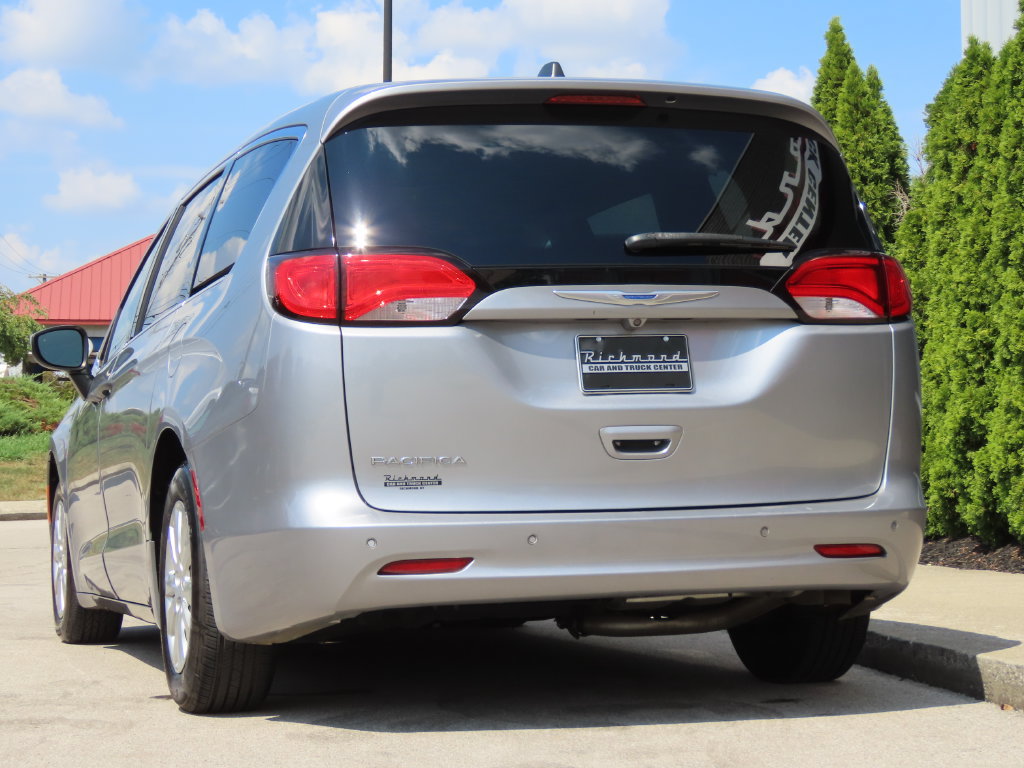 Used 2018 Chrysler Pacifica L FWD image 11