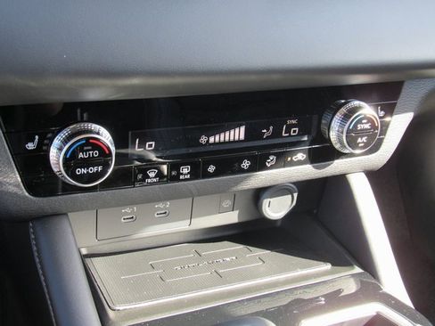 New 2025 Mitsubishi Outlander SE image 19