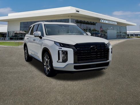 Used 2023 Hyundai Palisade Limited w/ Cargo Package FWD image 2