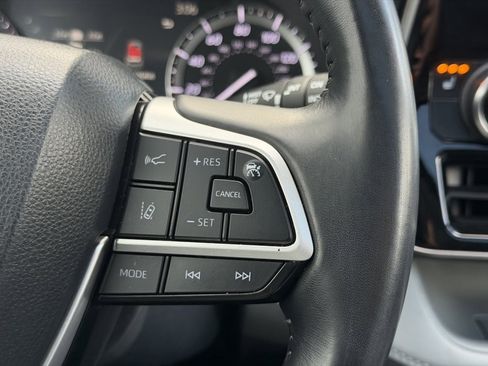 Used 2022 Toyota Highlander XLE image 16