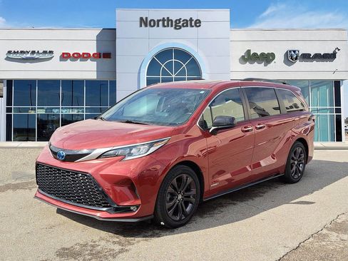 Used 2021 Toyota Sienna XSE w/ XSE Plus Package image 2
