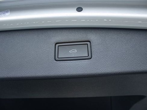 Used 2023 Volkswagen Tiguan SE image 25