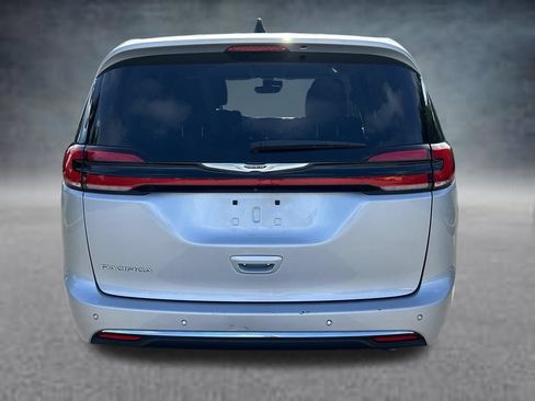 Used 2024 Chrysler Pacifica Touring-L FWD image 6