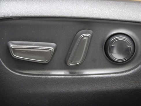 Used 2019 Toyota RAV4 Limited w/ Advanced Technology Package FWD image 19