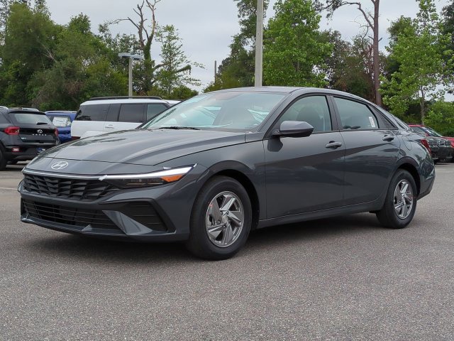 Used 2026 Hyundai Elantra SE FWD image 2