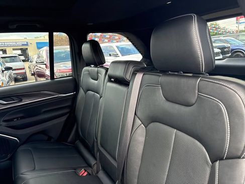Used 2023 Jeep Grand Cherokee Overland AWD/4WD image 22