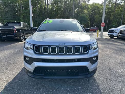 Used 2024 Jeep Compass Latitude image 11