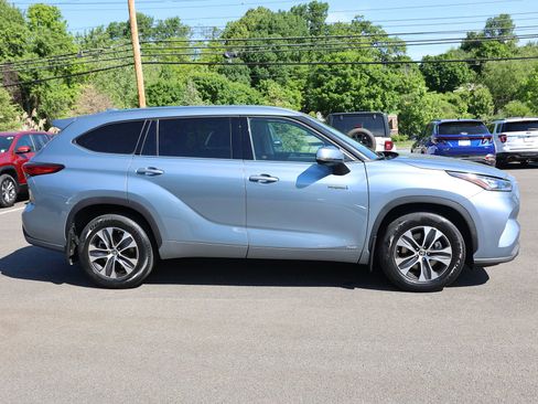 Used 2020 Toyota Highlander XLE AWD/4WD image 8