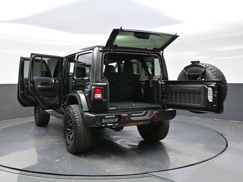 Used 2018 Jeep Wrangler Unlimited Sahara image 40