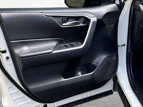 Used 2021 Toyota RAV4 XLE w/ Convenience Package FWD image 21