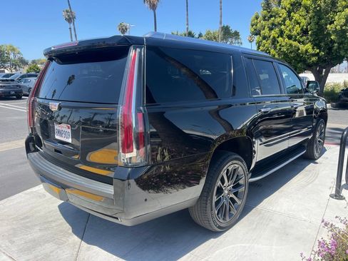 Used 2019 Cadillac Escalade ESV Luxury w/ Escalade Sport Edition AWD/4WD image 4