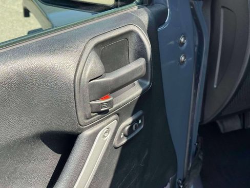 Used 2017 Jeep Wrangler Unlimited Sahara AWD/4WD image 18