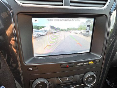Used 2019 Ford Explorer XLT w/ Equipment Group 202A AWD/4WD image 59