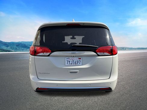 Certified 2017 Chrysler Pacifica Touring-L w/ Tire & Wheel Group FWD image 9