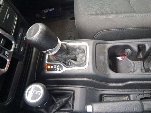 Used 2023 Jeep Gladiator Sport AWD/4WD image 11