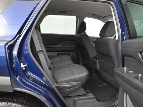 Used 2024 Nissan Pathfinder SV FWD image 18